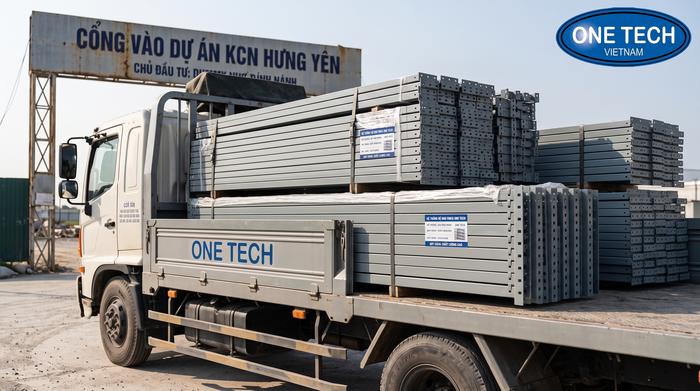 Xe vận chuyển kệ kho FMCG đến công trình tại Hưng Yên